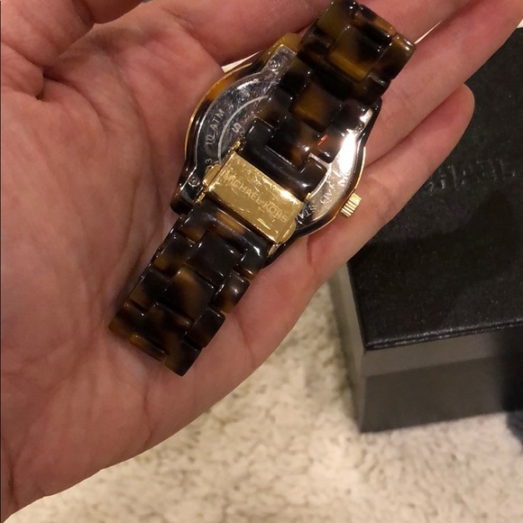MICHAEL KORS: Tortoise Watch - Picture 3 of 6